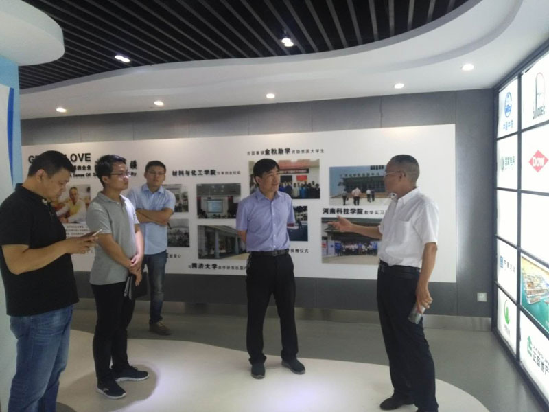 董事長(zhǎng)倪貴全介紹公司正商地產(chǎn)、中鐵等戰(zhàn)略合作單位_開(kāi)來(lái)SECOV濕克威防水